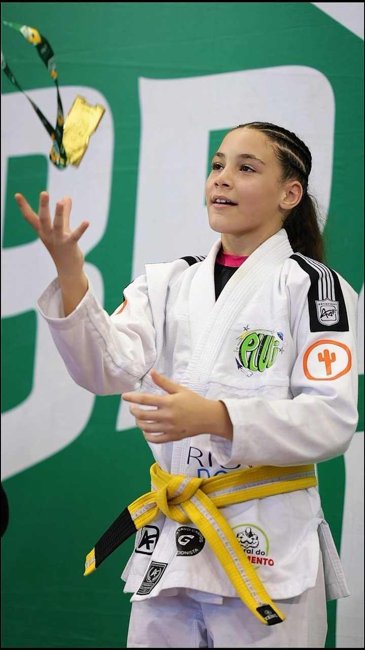 Marina Menezes comemorando uma conquista no pódio
