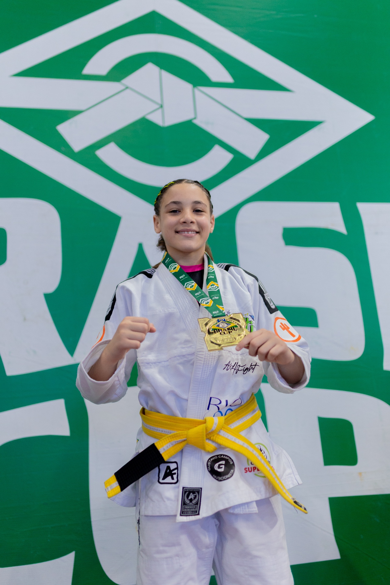 Marina Menezes com a medalha de ouro da Brasil Cup